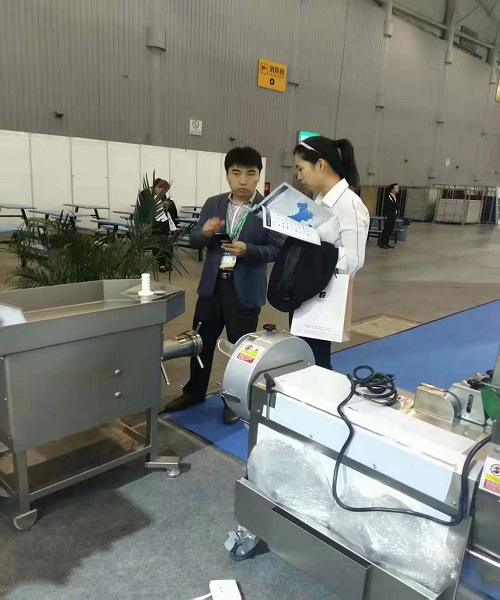 不朽情缘中厨职员向旅行职员解说产品