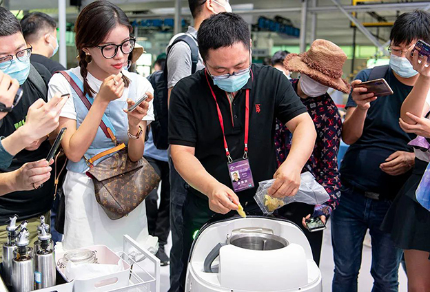 服贸会上自动炒菜机械人大秀厨艺