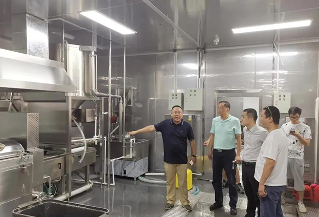 刘会长一行旅行飞龙餐饮中央厨房