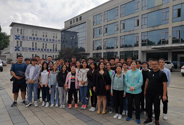 学员们在不朽情缘合影